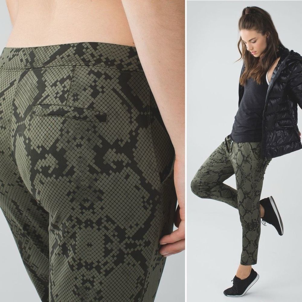 Lululemon Jet Crop Slim Luxtreme 4 Snake Print Green Pull On Joggers Pants Small